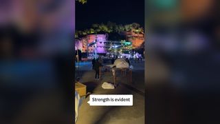 সাংস্কৃতিক আলো কারখানাটি তার আলো পরীক্ষা করছে